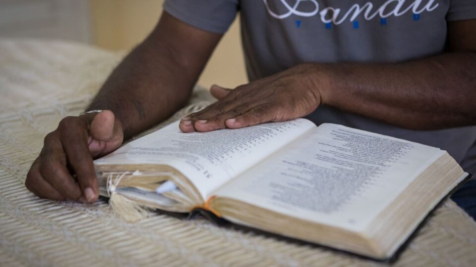 Gefangener mit Bibel