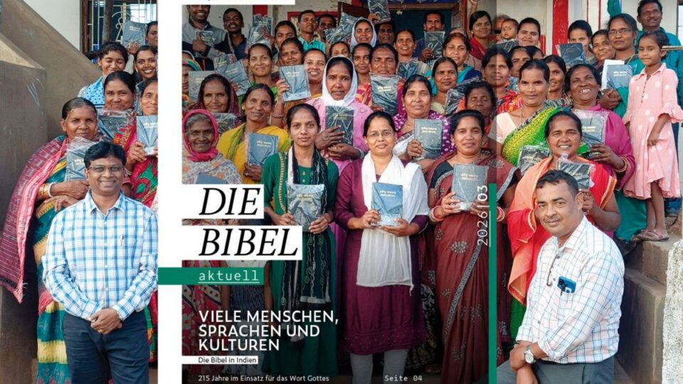 Das aktuelle Magazin "die Bibel aktuell". Am Cover sind viele Menschen aus Indien in bunter Kleidung zu sehen. Darauf ist zu lesen: Die Bibel aktuell. Viele Menschen, Sprachen und Kulturen. Die Bibel in Indien."
