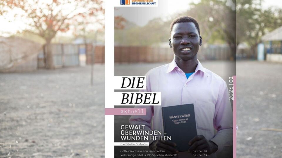 Das Cover der aktuellen Ausgabe von "die Bibel aktuell" zeigt einen jungen Mann aus dem Südsudan, der eine Bibel in der Hand hält. Auf dem Cover steht "Gewalt überwinden - Wunden Heilen. Die Bibel i Südsudan."
