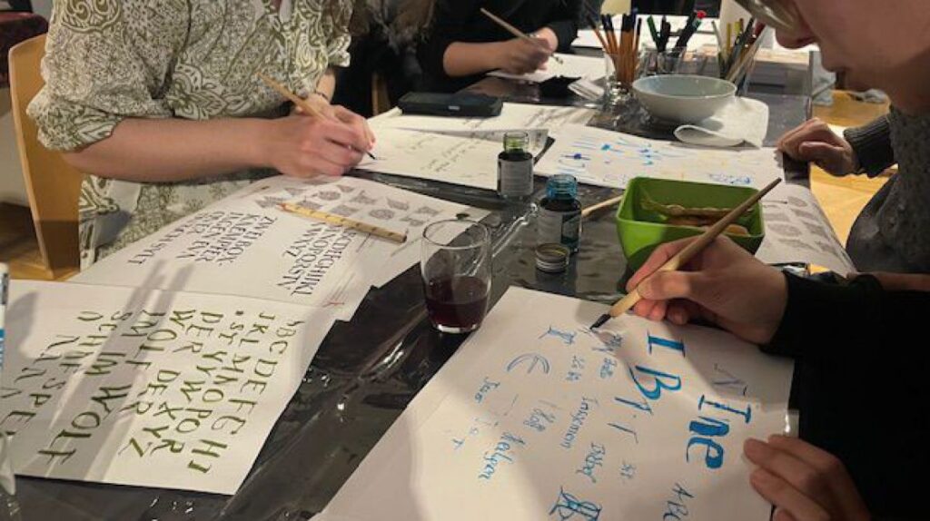 Biblische Kalligrafie und Handlettering bei der Langen Nacht der Museen im Bibelzentrum
