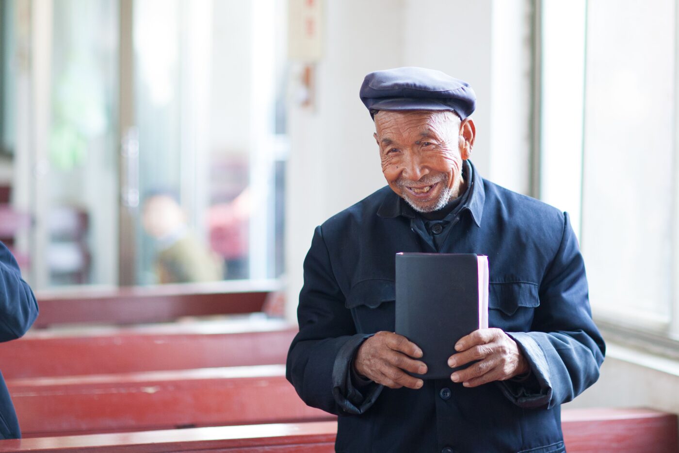 Chinesischer Christ mit seiner Bibel