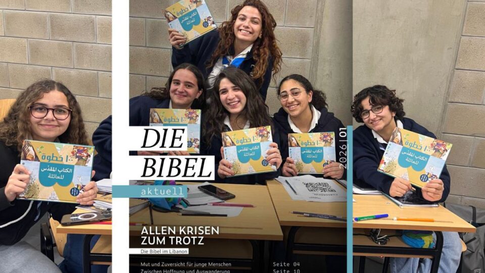 Das Cover der aktuellen Ausgabe von "Die Bibel aktuell" eingebettet in das Foto, das auf dem Cover ist. Es sind junge Frauen aus dem Libanon, die eine Bibel in die Höhe halten.