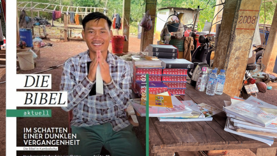 Das Cover des Magazins die Bibel Aktuell eingebettet in das Foto aus dem das Coverbild entnommen wird. Gezeigt wird Pastor Kang Seiha mit einer Bibel in der Hand und einem Lächeln im Gesicht.