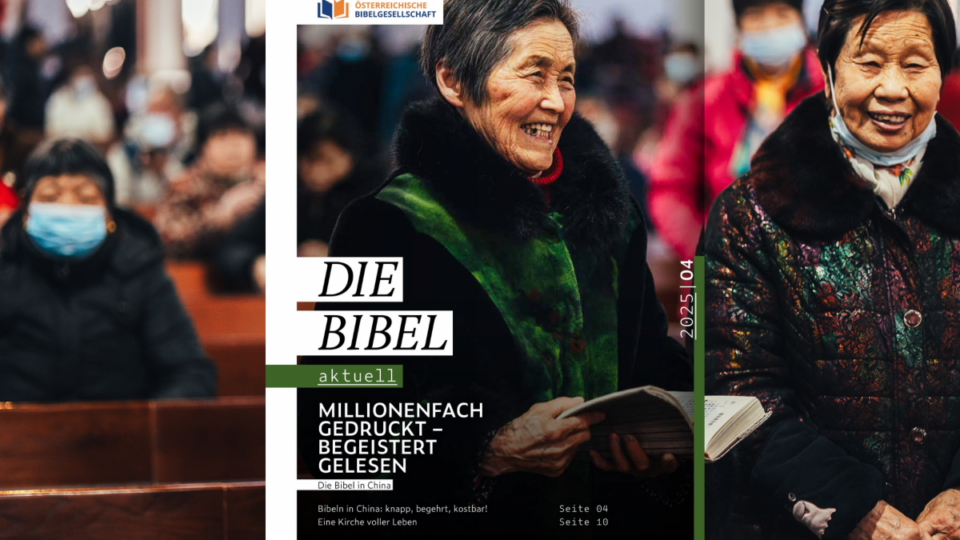 Eine Chinesische Dame steht in einer Kirche. In der Hand hält sie eine Bibel und lächelt. Darüber ist das Cover des Magazins: "Die Bibel aktuell" mit der Aufschrift: "Millionenfach gedruckt - begeistert gelesen."