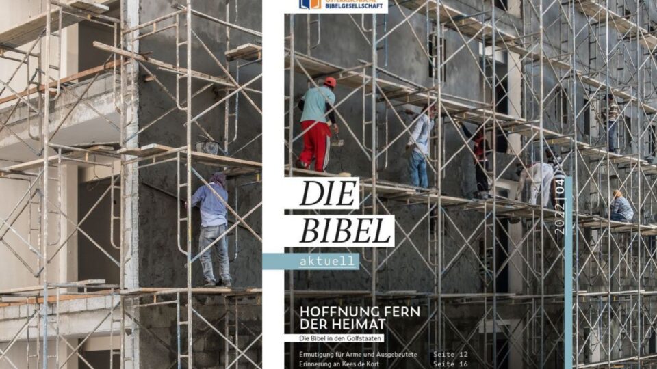 Das Cover des Magazins die Bibel aktuell eingebettet in ein Foto von einem Baustellengerüst.