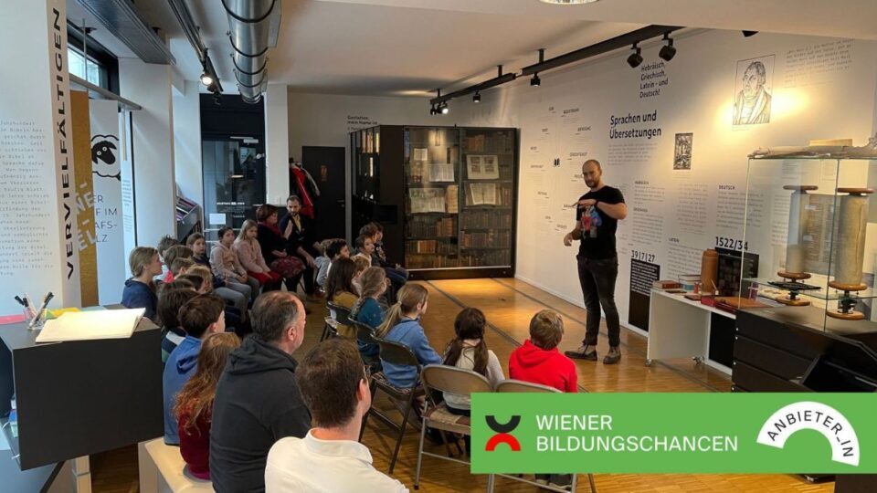 Eine Schulklasse im Bibelzentrum