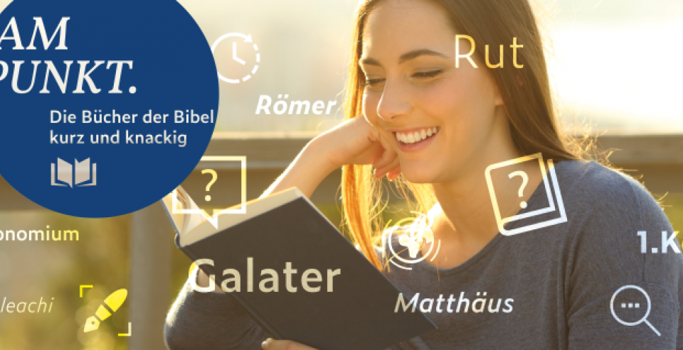 Frau liest in einer Bibel, daneben das Logo von "Am Punkt.", dem Bibelkurs der Österreichischen Bibelgesellschaft. Icons und Namen biblischer Bücher sind über das Bild gelegt.