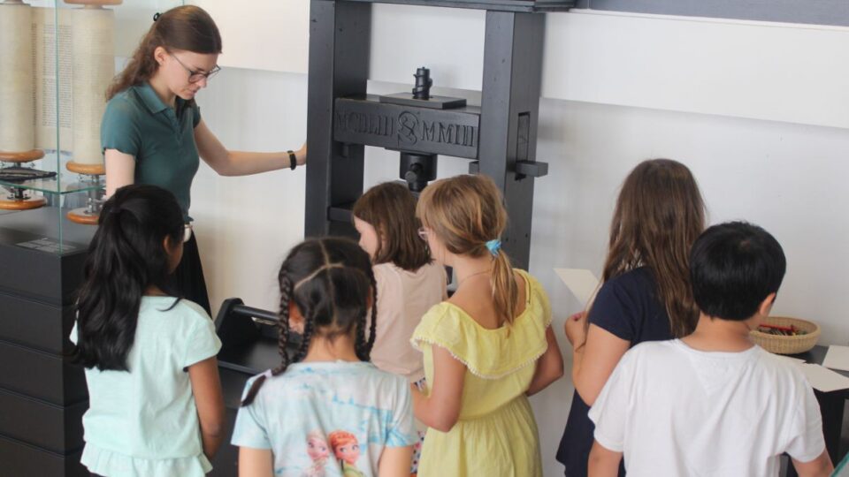 Schulklasse bei der Druckwerkstatt