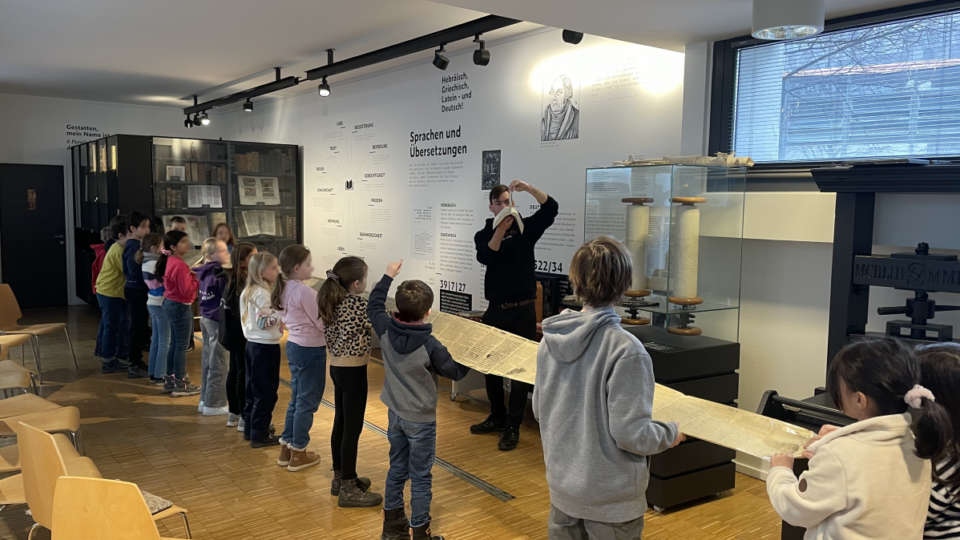 eine Schulklasse im Bibelzentrum