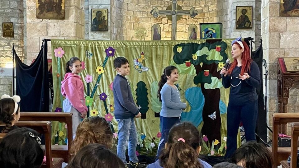 Ein Puppentheater bringt mehr als 70 Kindern die biblischen Erzählungen über den Propheten Elia nahe.