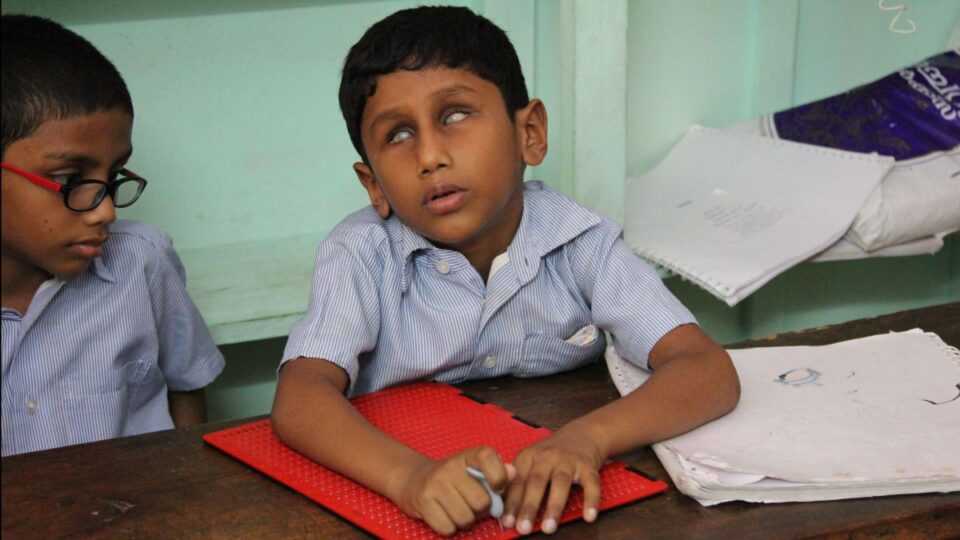 Blinde und stark sehbeeinträchtigte Kinder lernen die Braille-Schrift in der Aluva Blindenschule in Kerala mit einer Stanzform. Auf das eingelegte Spezialpapier werden die Punkte für jeden Buchstaben gestochen.