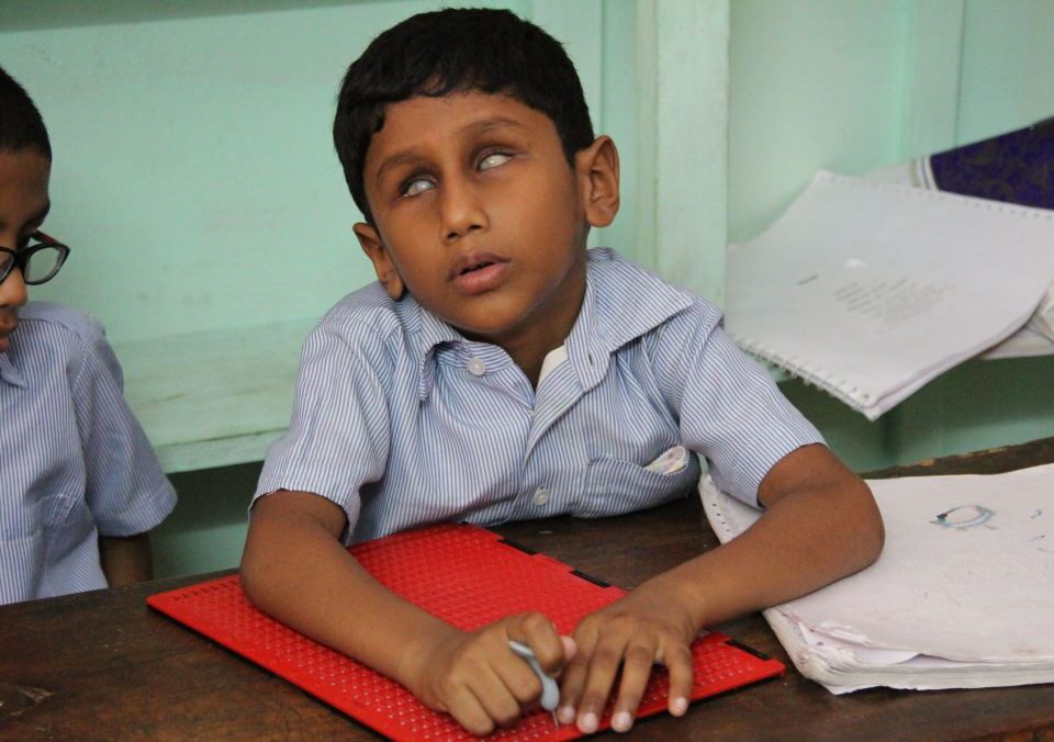 Blinde und stark sehbeeinträchtigte Kinder lernen die Braille-Schrift in der Aluva Blindenschule in Kerala mit einer Stanzform. Auf das eingelegte Spezialpapier werden die Punkte für jeden Buchstaben gestochen.
