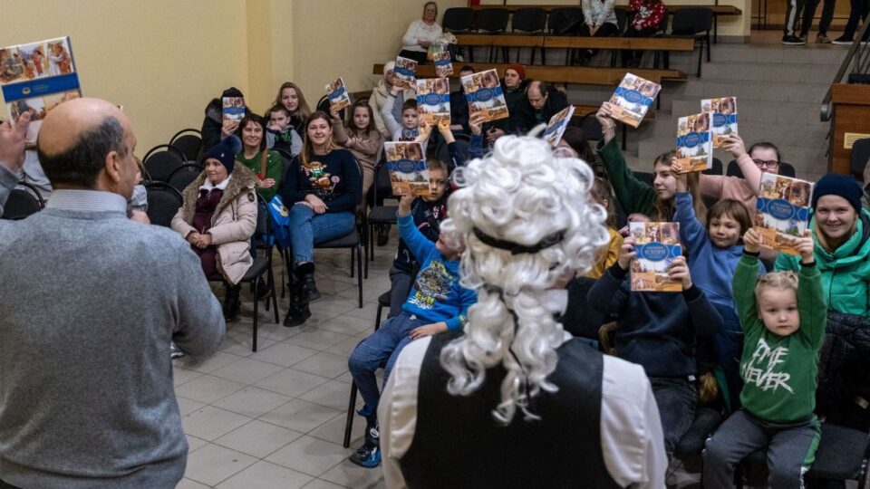 In Charkiw freuen sich die Kinder über die Kinderbibeln.