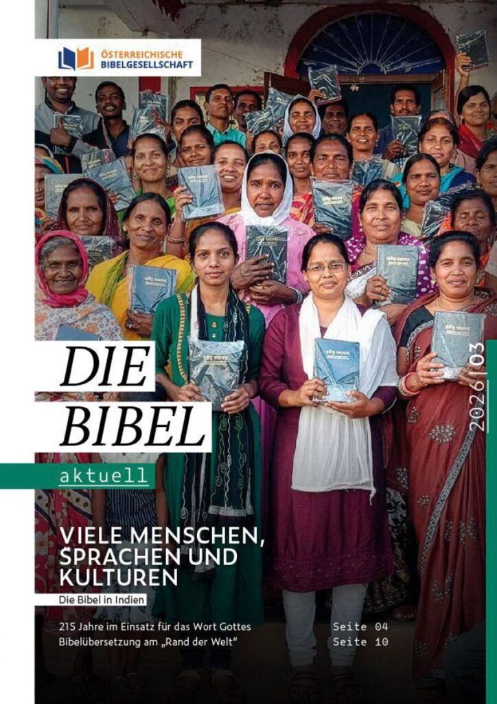 Das Cover der aktuellen Ausgabe von "die Bibel aktuell". Darauf sind viele Menschen aus Indien zu sehen, die bunte Kleidung tragen, eine Bibel in die Höhe halten und dabei lächeln.