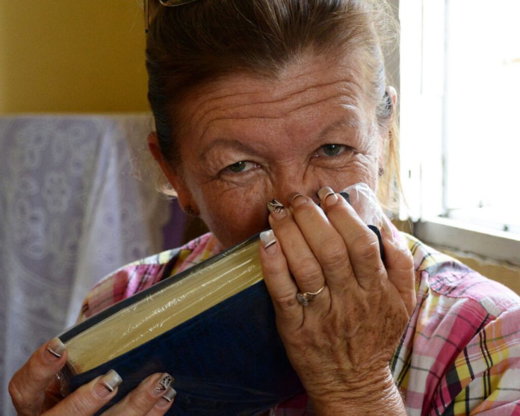 Christin in Kuba mit ihrer Bibel