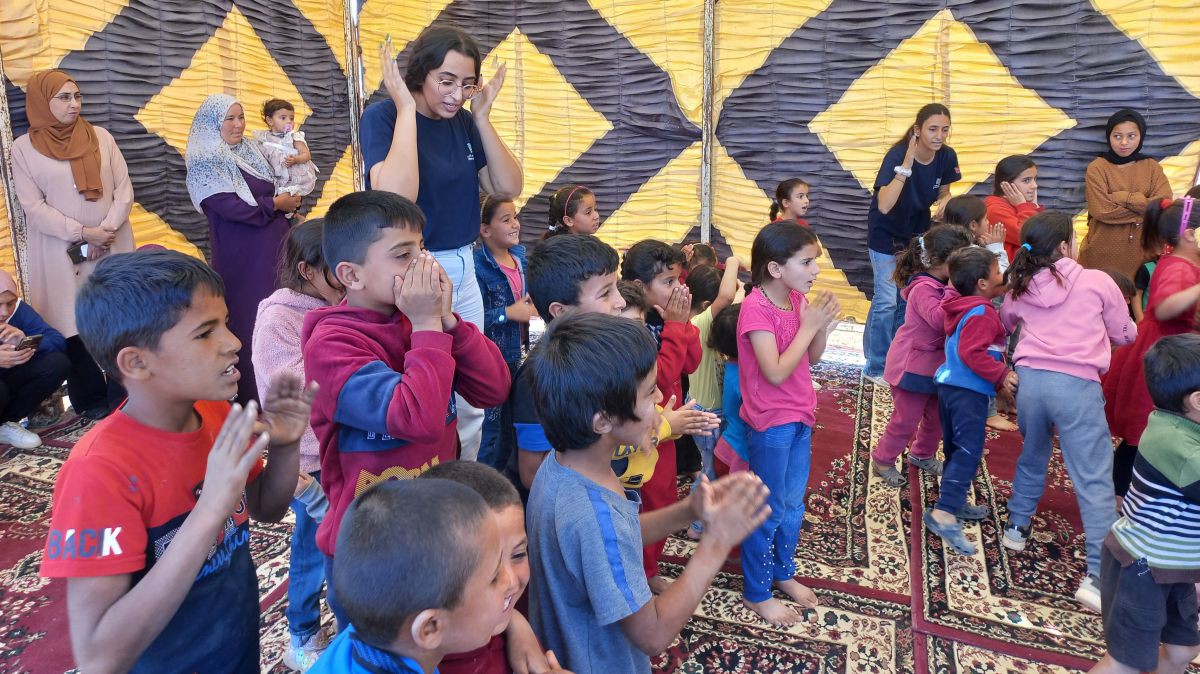 Das Kinderprogramm im Flüchtlingslager schenkt große Freude.