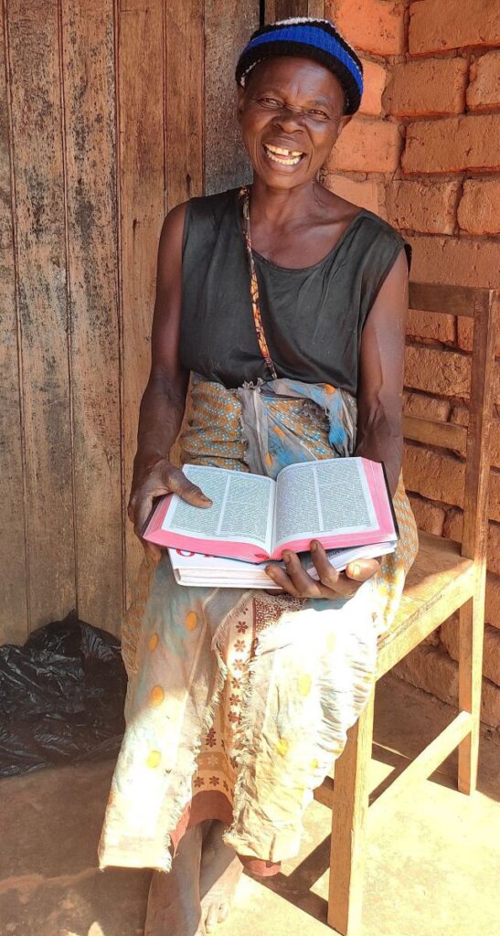 Grace freut sich über ihre Bibel.