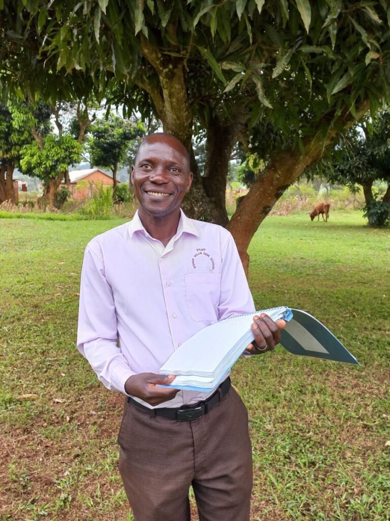 Paul ist Lehrer an einer Blindenschule und Korrekturleser der Braille-Bibel in Lusoga. Er setzt diese Ausgabe begeistert auch im Unterricht ein.