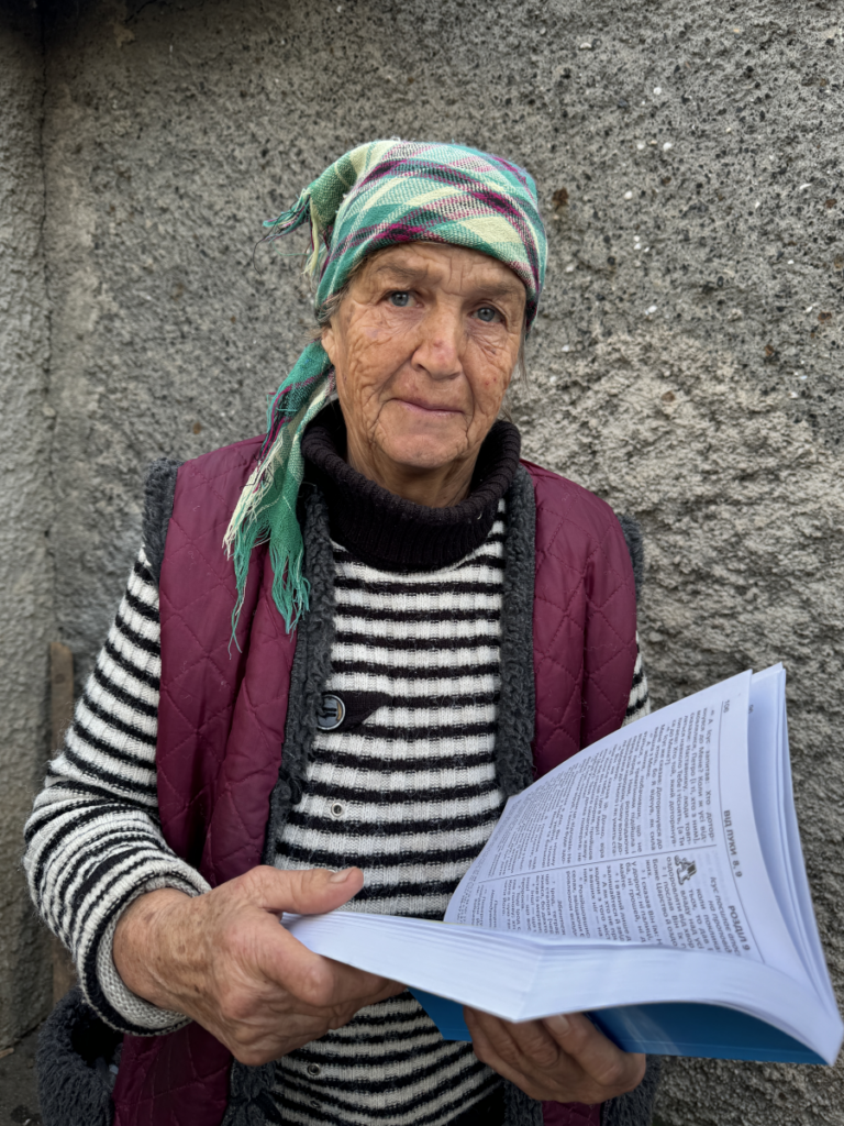Nadia ist dankbar für das Neue Testament mit Psalmen in Großdruck.